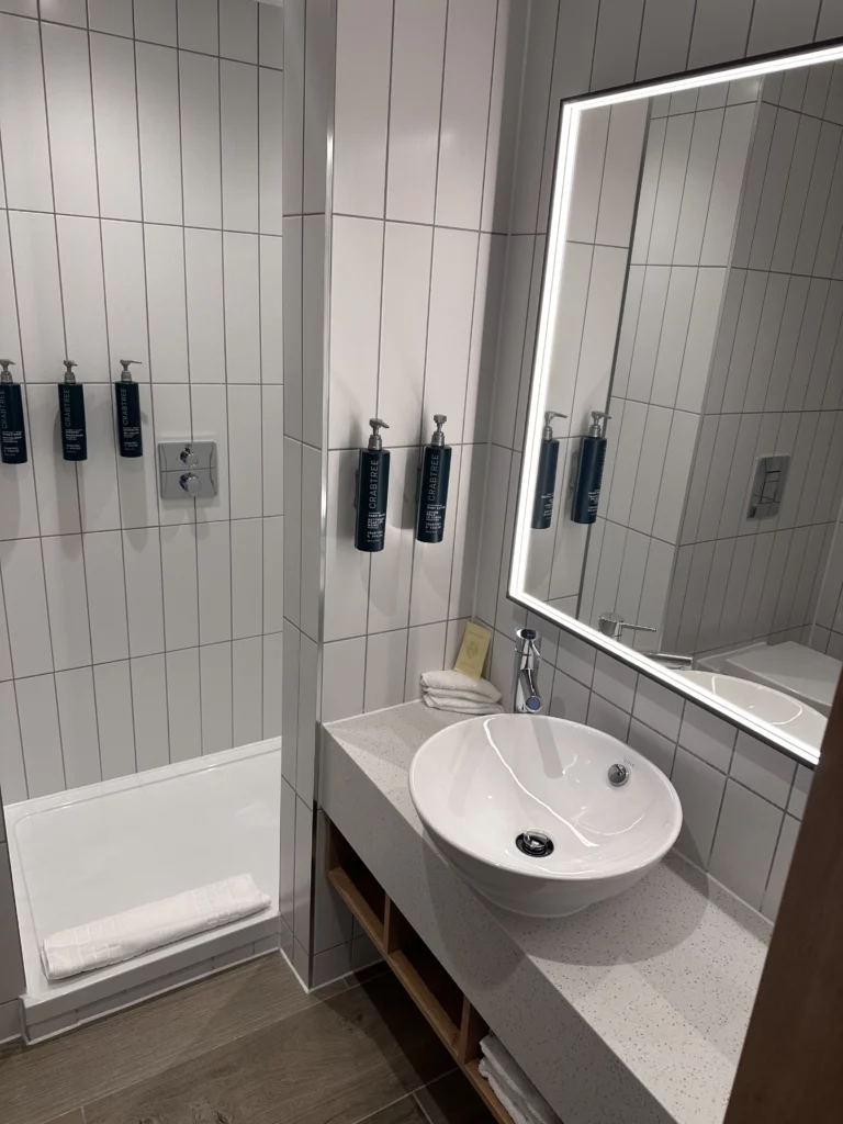 Hilton Garden Inn, Old Trafford - Photograph of the bathroom and shower