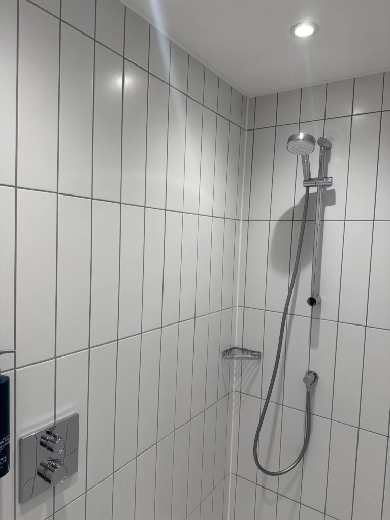 Hilton Garden Inn, Old Trafford - Photograph of the shower