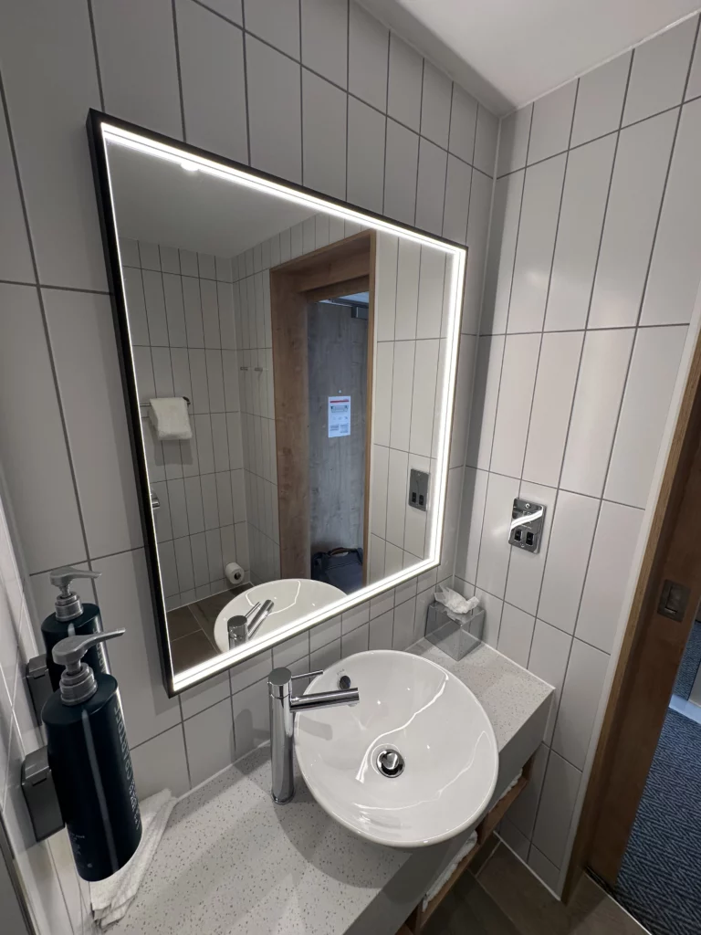 Hilton Garden Inn, Old Trafford - Photograph of the bathroom