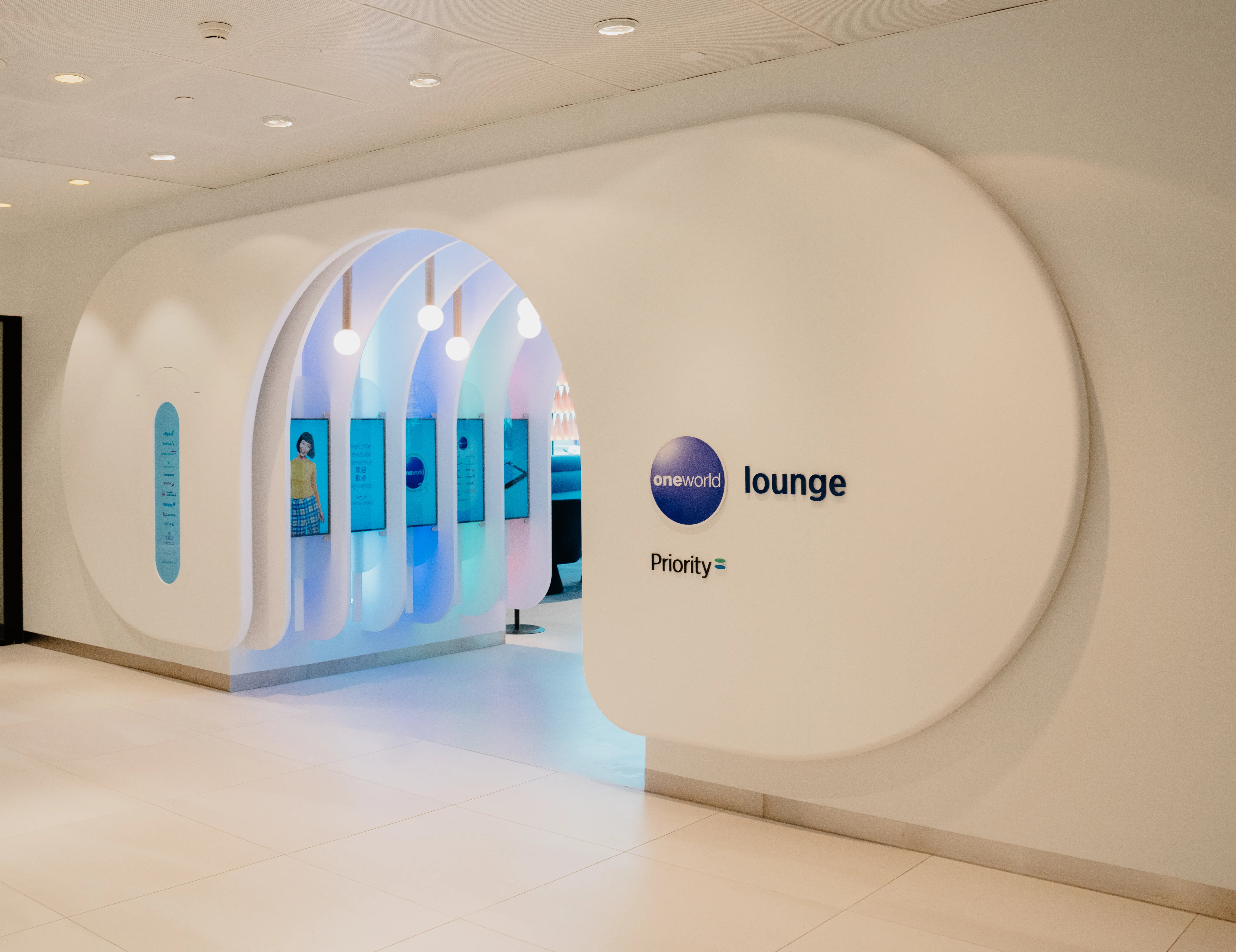 Photograph of entranceway to oneworld lounge in Amsterdam