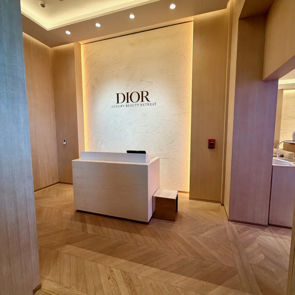 The unmanned reception desk Just turn right here The unmanned reception desk Just turn right here