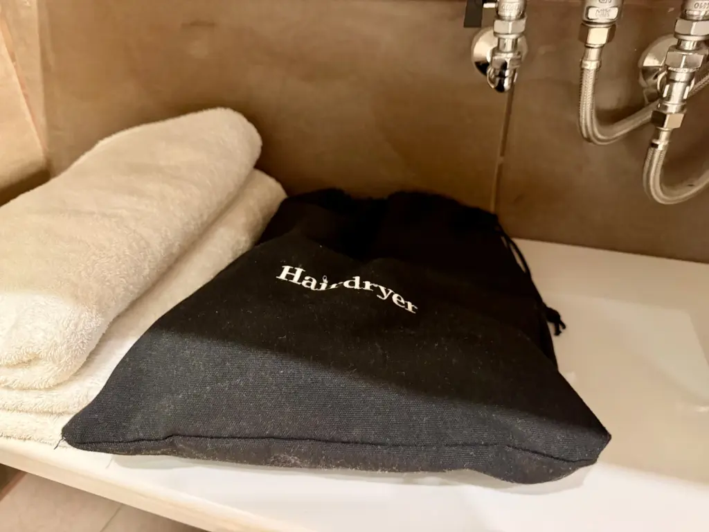 radisson-manchester-airport-hairdryer - Pointszilla