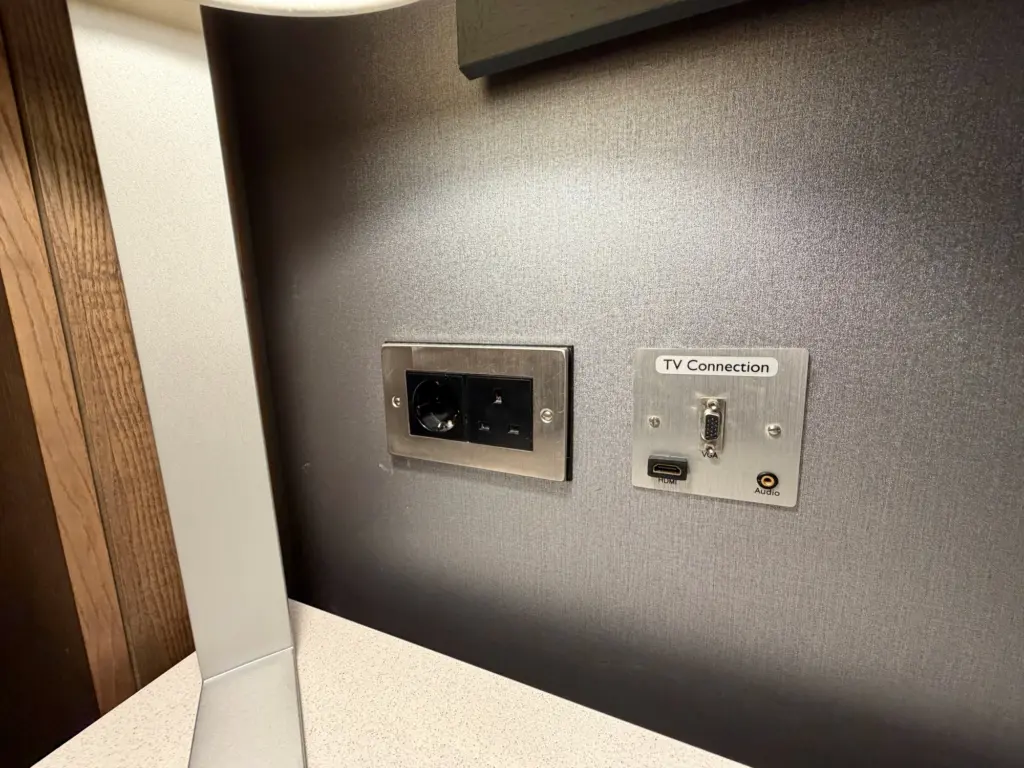 Plenty of power sockets throughout the room plus connectors for the TV Plenty of power sockets throughout the room plus connectors for the TV