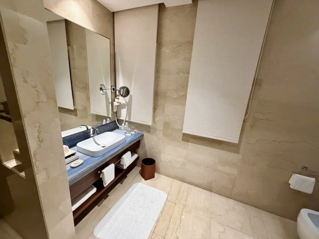 The single sink in the bathroom A little cramped