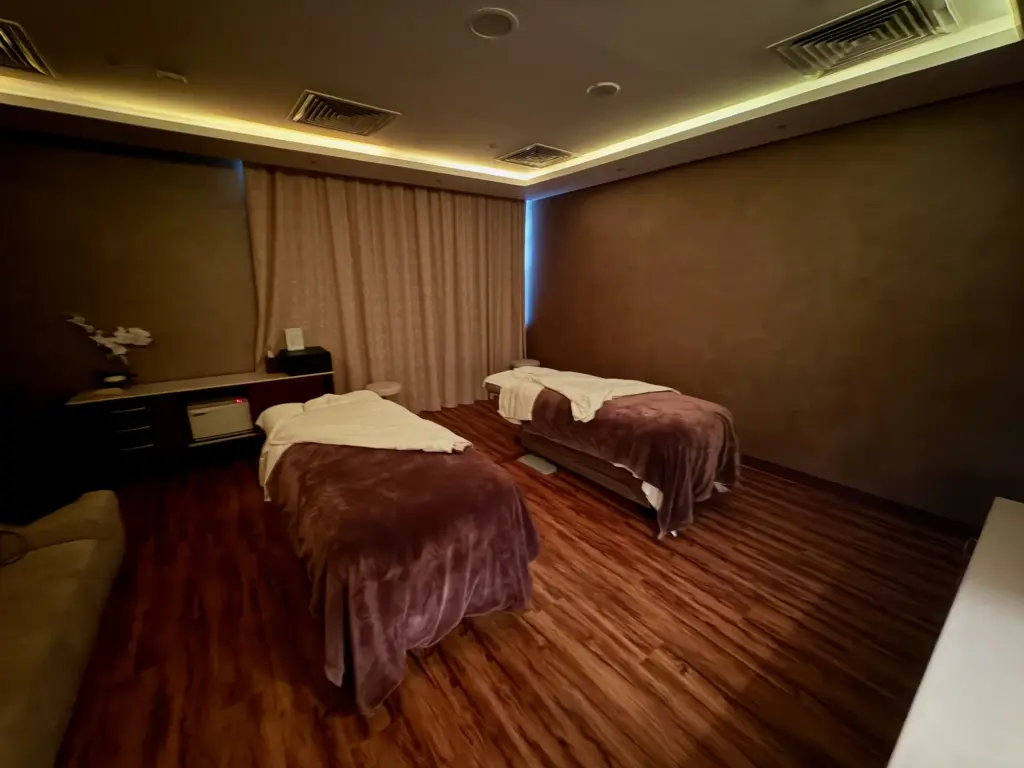 The couples treatment room at the Al Messila