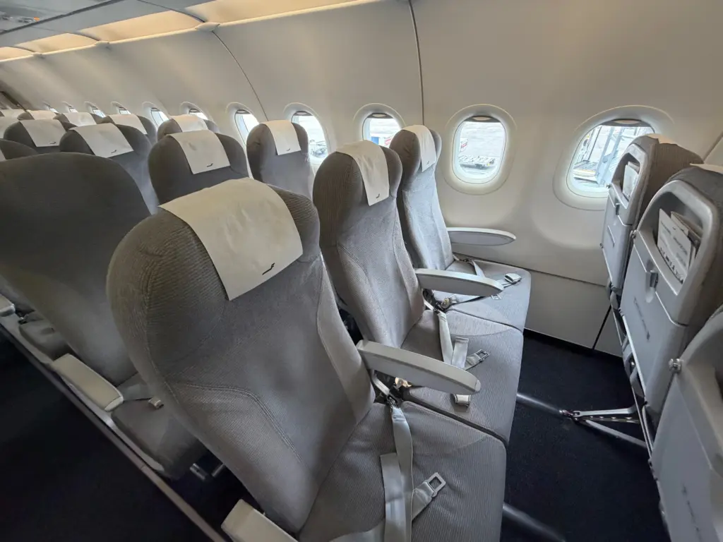 Finnairs Euro Business seating with a blocked out but usable middle seat Finnairs Euro Business seating with a blocked out but usable middle seat