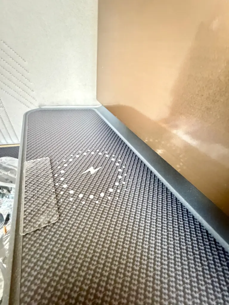 korean-air-business-wirelsss-charging-shelf - Pointszilla