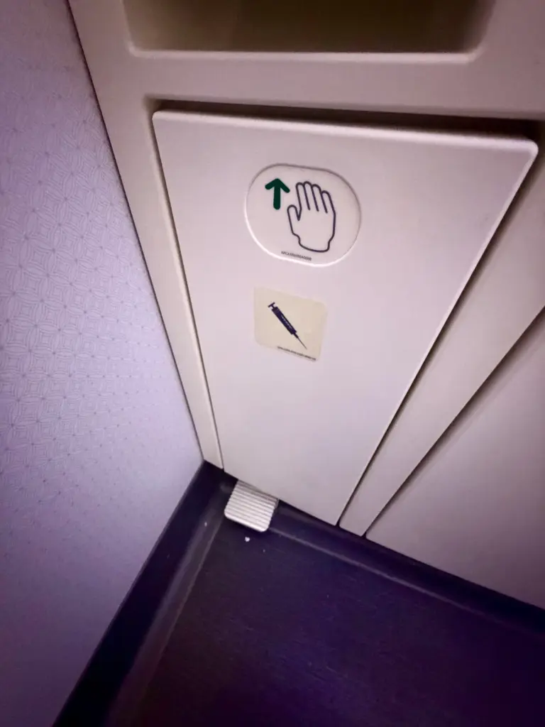 The bin with a pedal No more touching a grimy surface The bin with a pedal No more touching a grimy surface