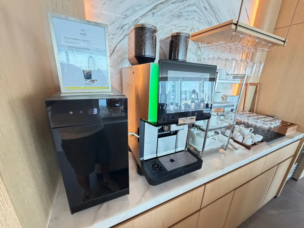 The exec lounge coffee machine It made a great cup but sadly had no decaf option The exec lounge coffee machine It made a great cup but sadly had no decaf option