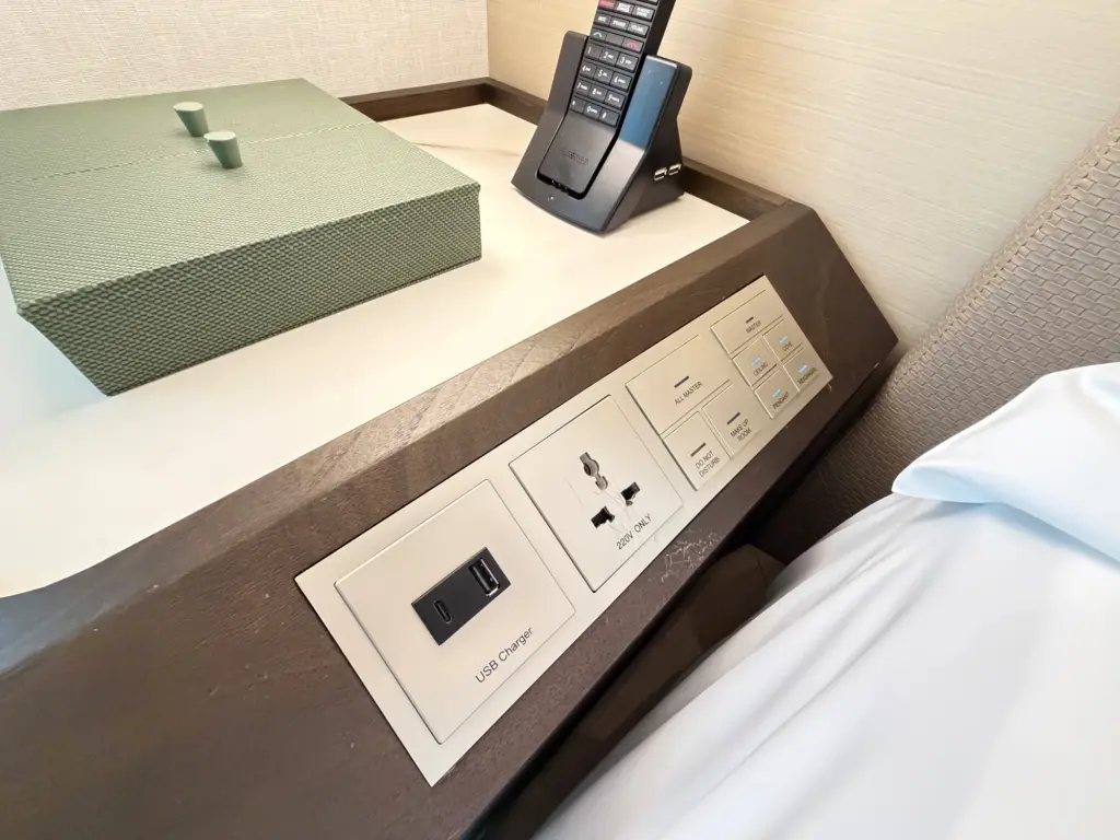 Power and light switches are on the left hand side of the bed Power and light switches are on the left hand side of the bed