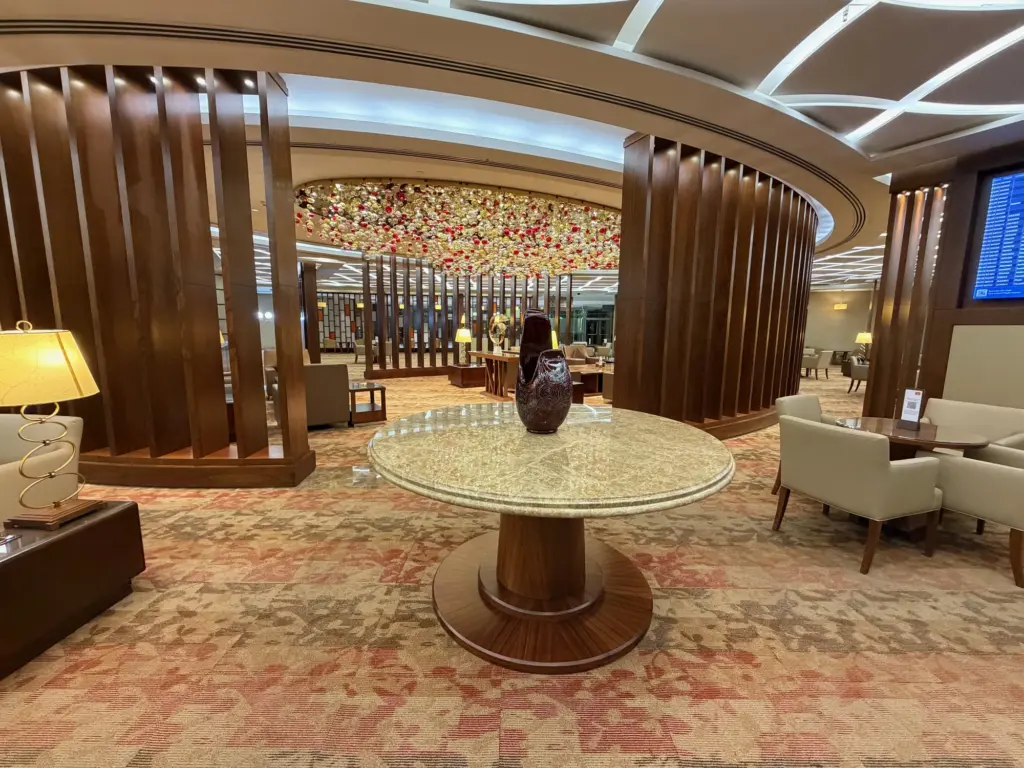 Seating ornaments and a stunning lighting installation in the bar area A photograph of seating, and a table, in the bar area of the Emirates First lounge
