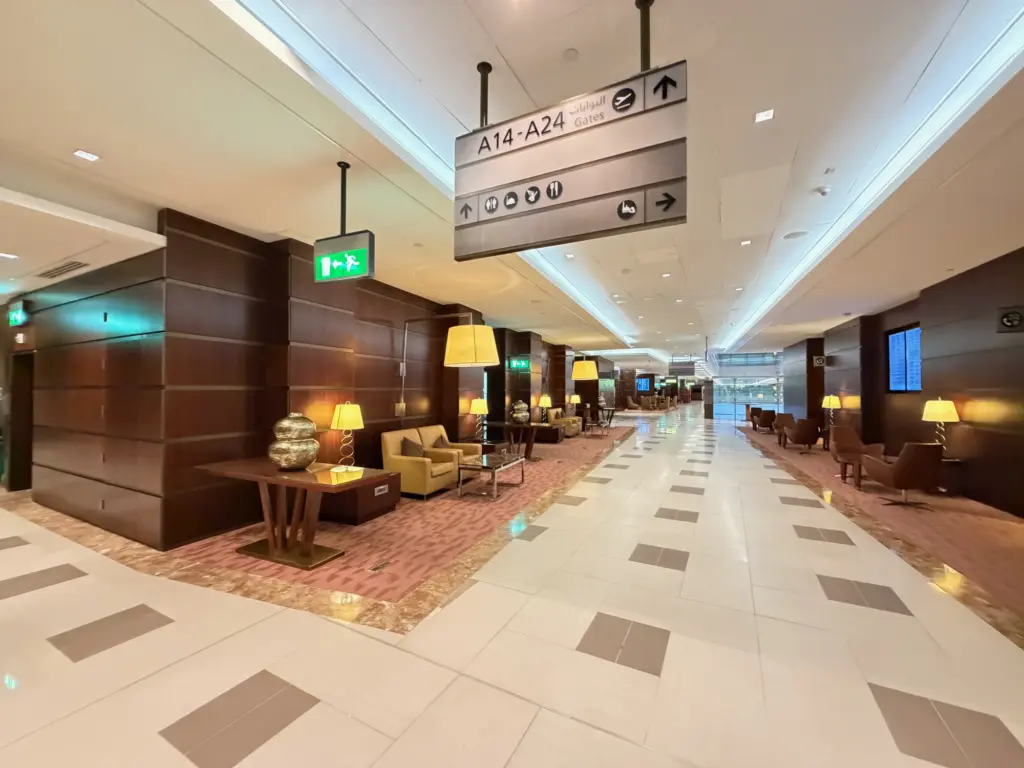 A near deserted Emirates lounge at 430am A view down the Emirates lounge, towards the entranceway.
