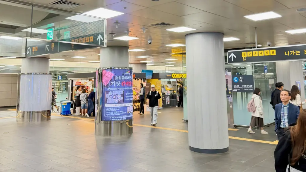 The easy efficient cheap but often very busy Seoul metro Photograph of a Seoul metro station