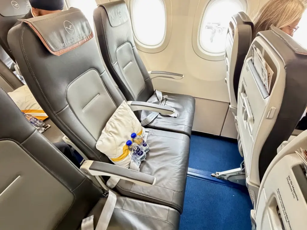 Row 2 on a Lufthansa A320neo A photograph of seating in the business class cabin of a Lufthansa A320